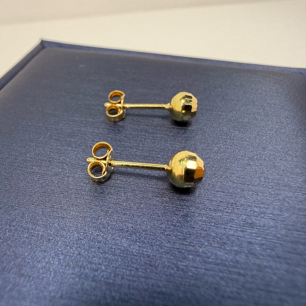 18K Genuine Gold Faceted Ball Stud Earrings (Preowned) - Picture 6 of 14